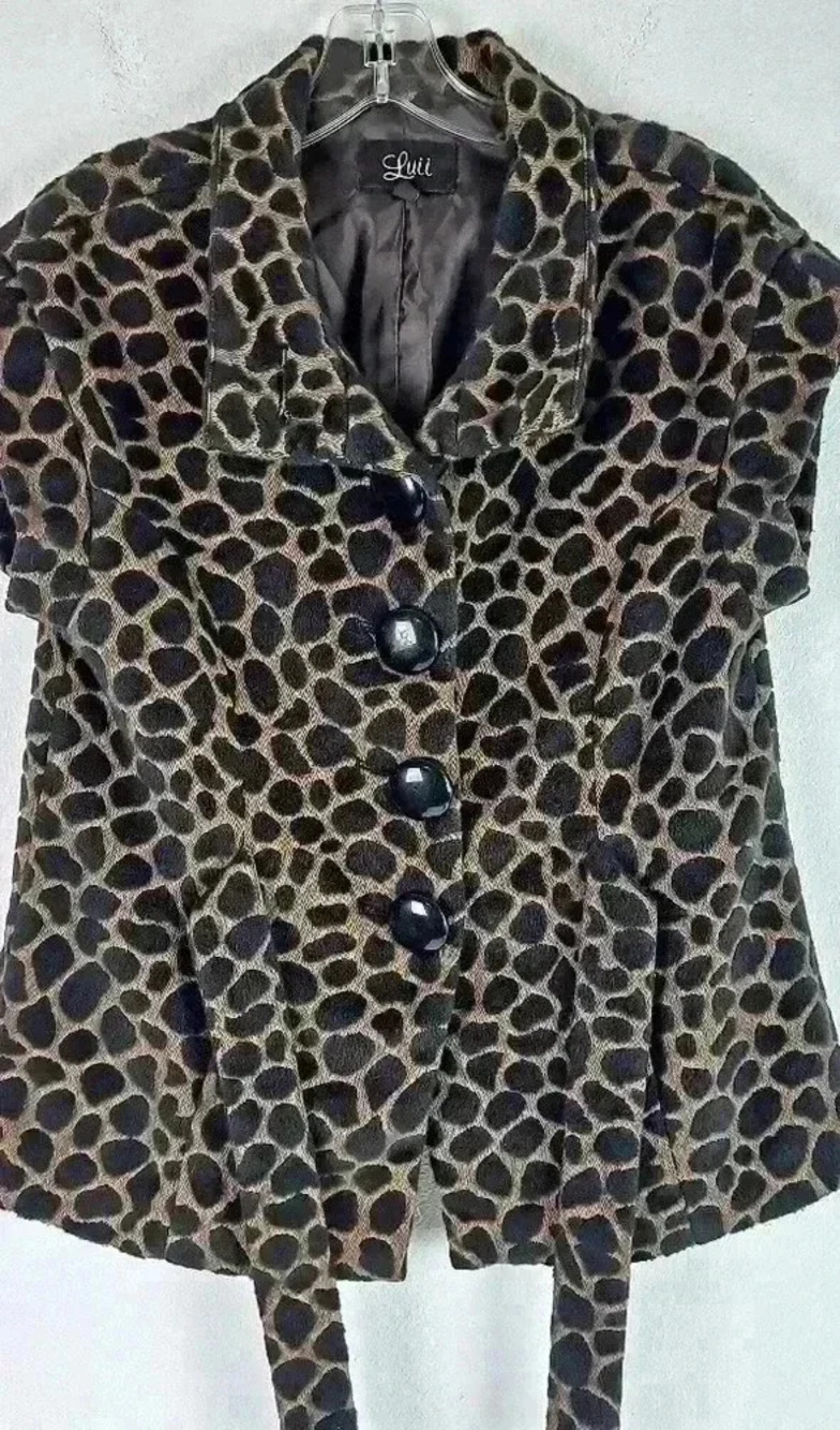 LUii Button Down Vest Size Medium EUC